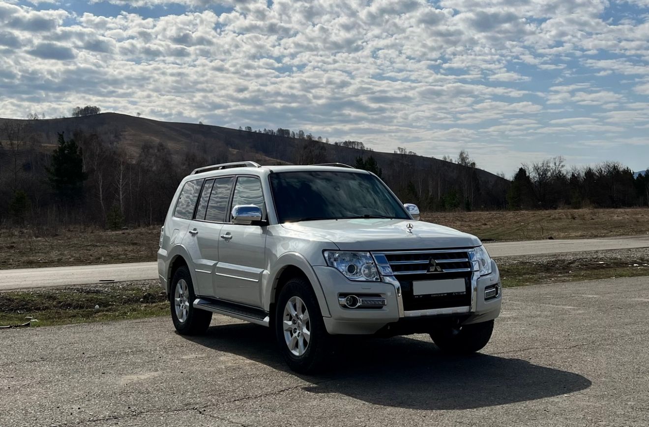 Аренда Mitsubishi Pajero IV Белый в Тюмени без водителя