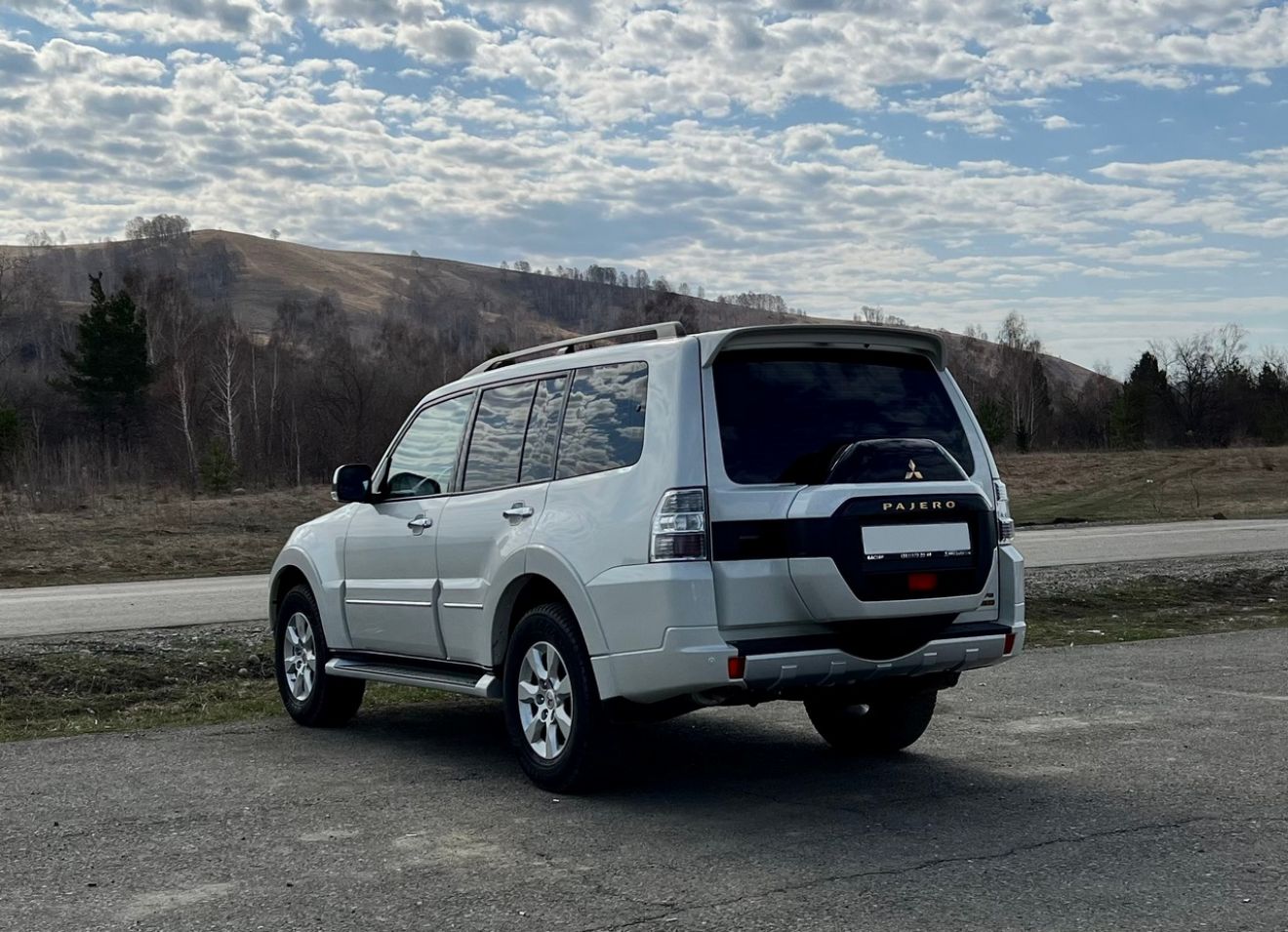 Аренда Mitsubishi Pajero IV Белый в Тюмени без водителя